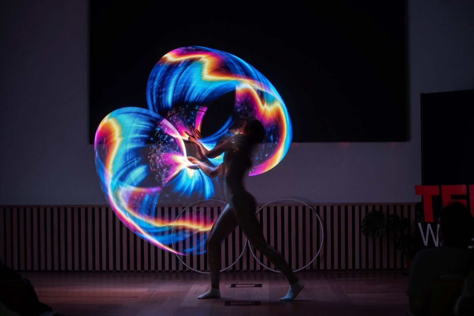 Inge Evers treed op met 2 lichtgevende hoepels voor TEDx