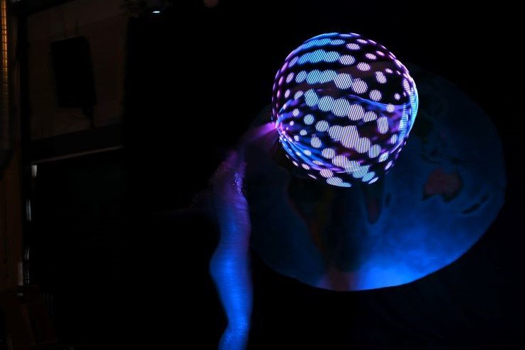 Inge Evers spint met een lichtgevende lichthoepel welke mooie patronen weergeeft.