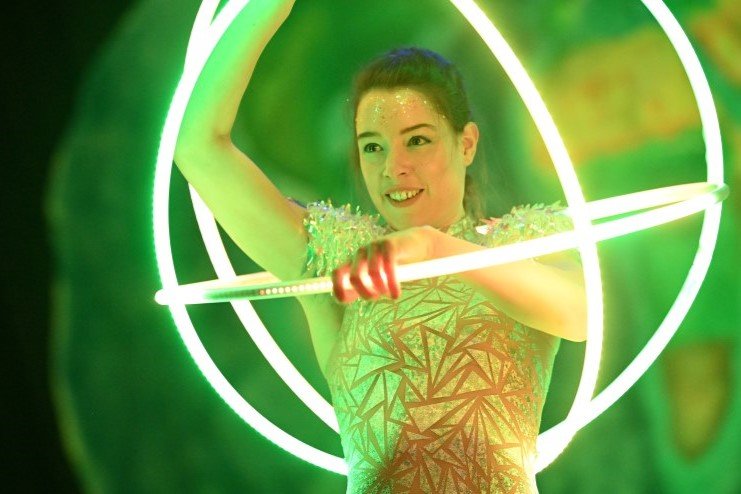 Inge Evers met 3 lichthoepels in de vorm van een bol