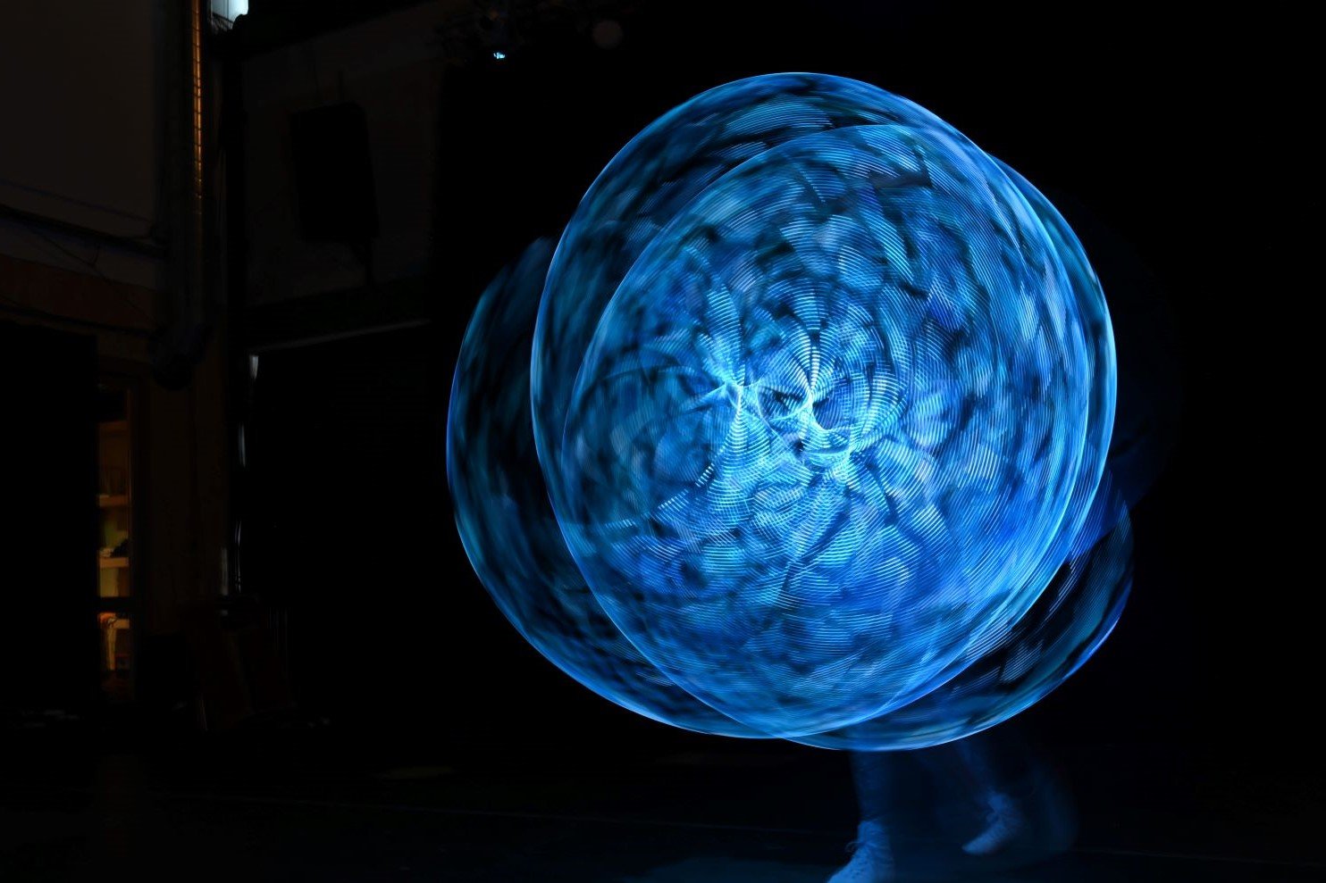 Inge Evers spint 2 visuele hoepels en maakt daarbij mooie visuele afbeeldingen van ijs.