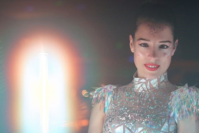 Performance artiest Inge Evers in pose met visual poi's.