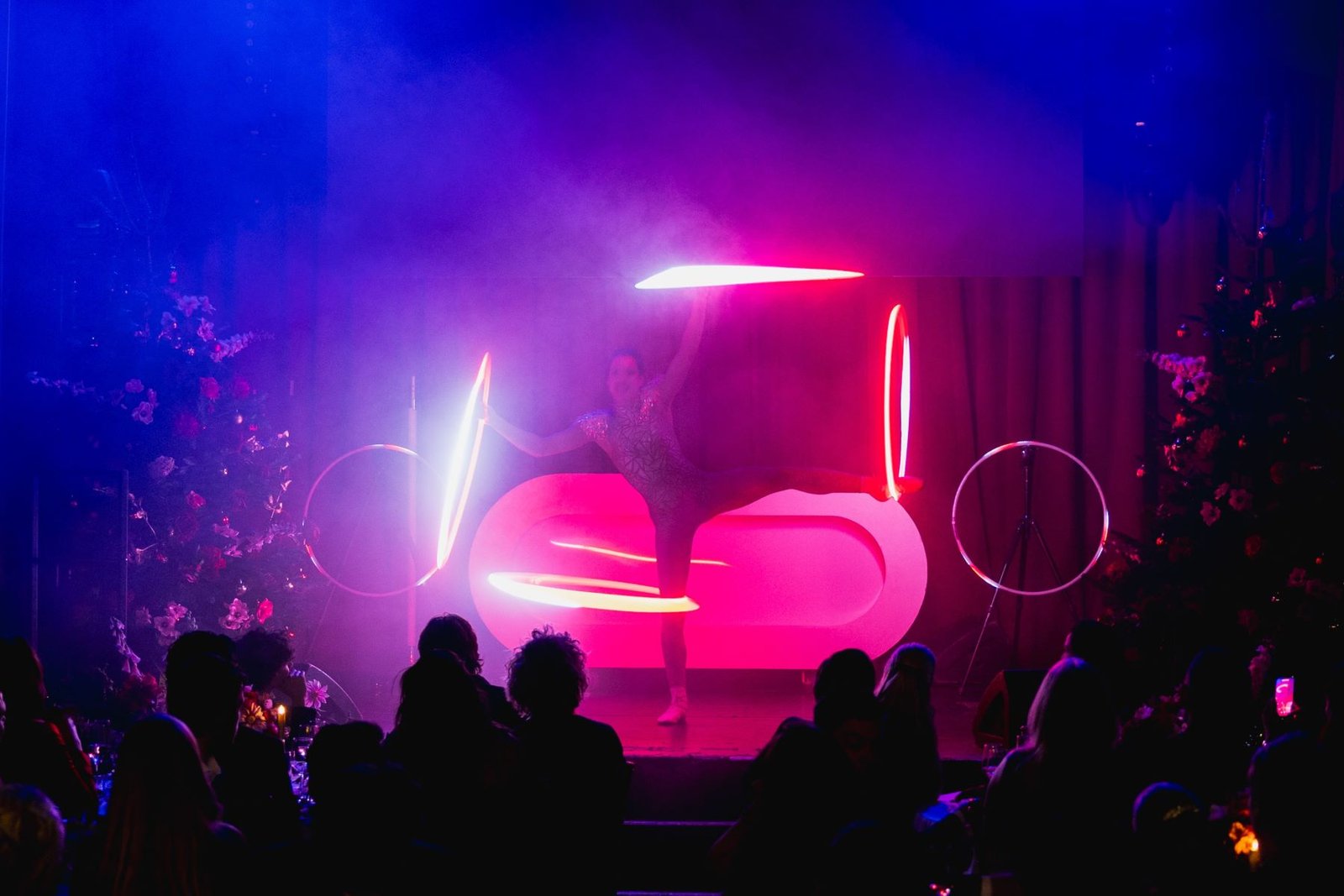 Artieste geeft lichtshow met lichthoepels