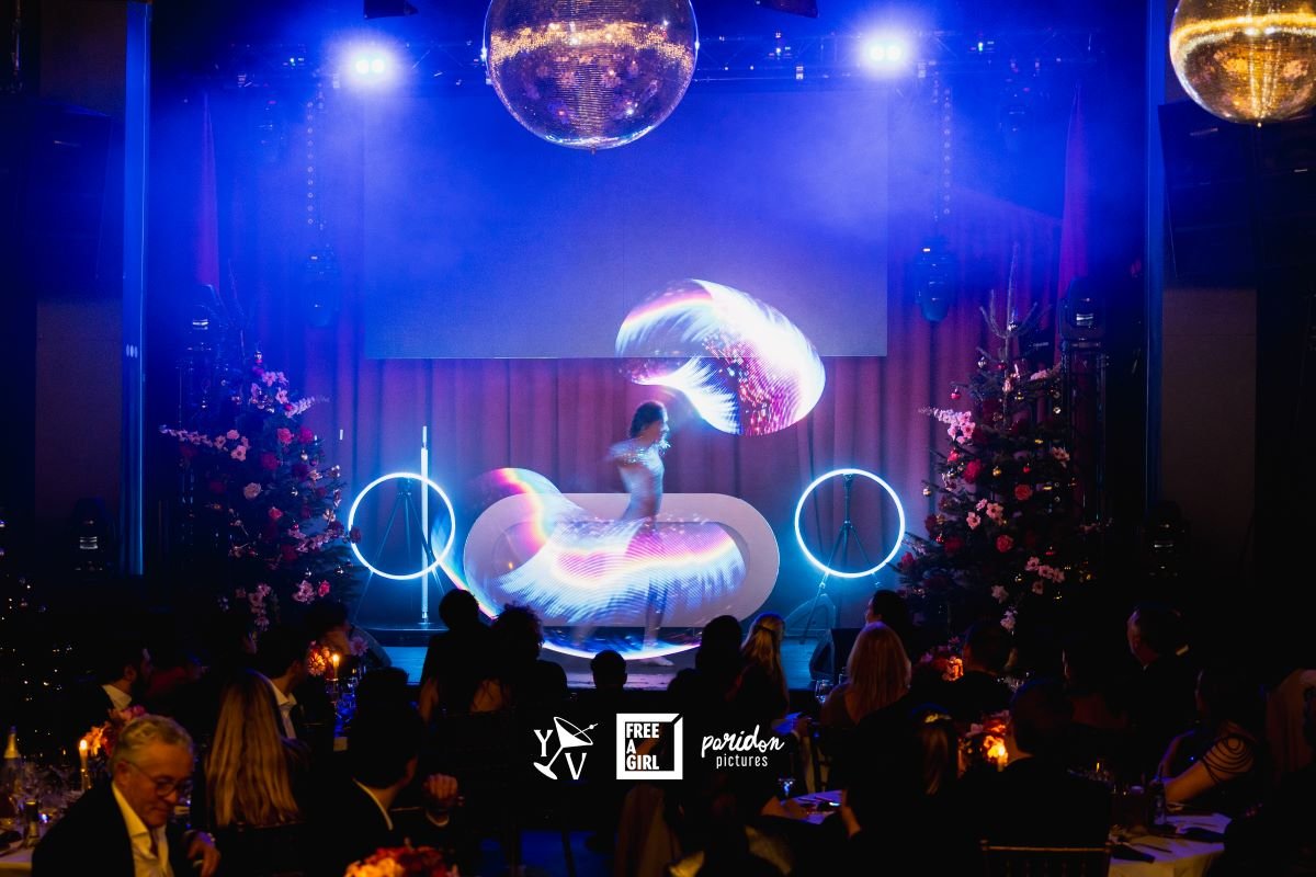 Artieste geeft lichtshow met lichthoepels